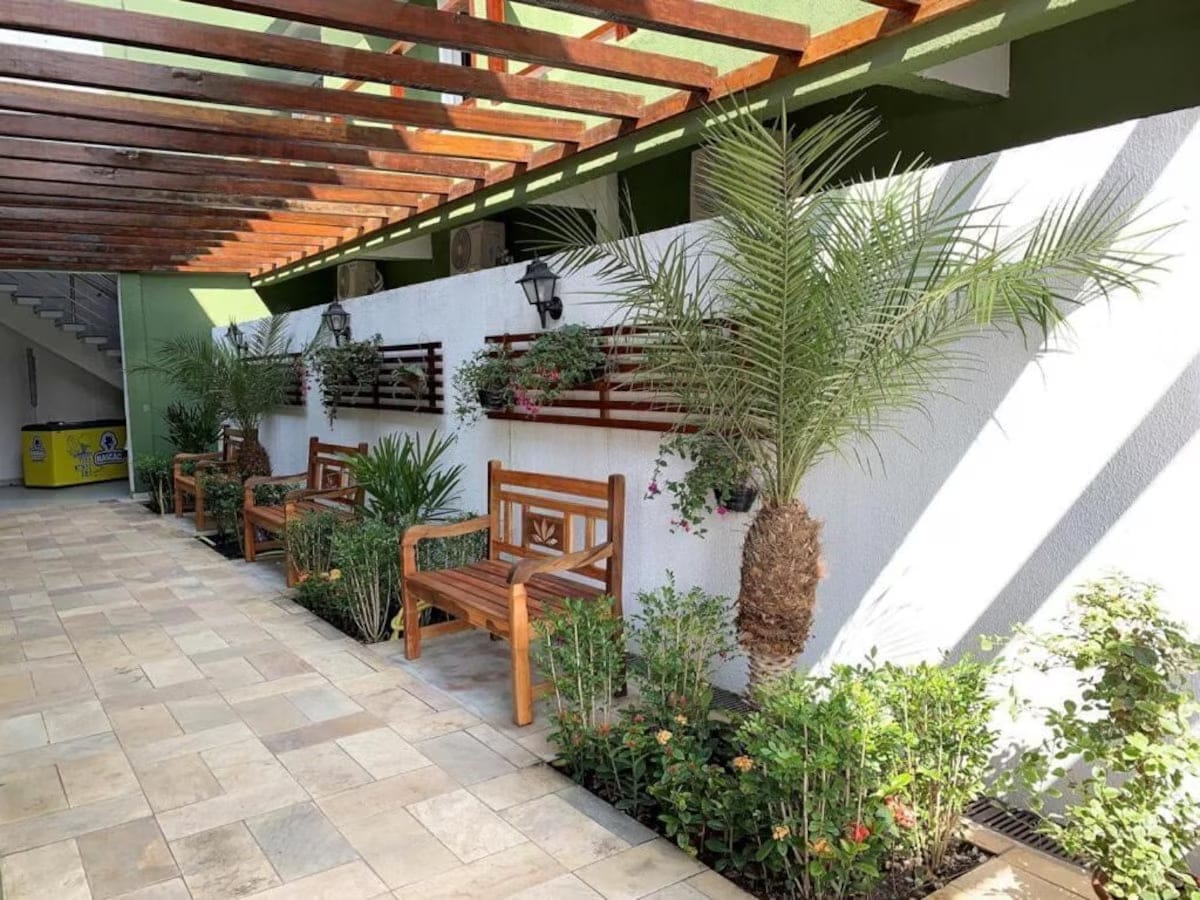 Área de convivência com pergolado e jardim