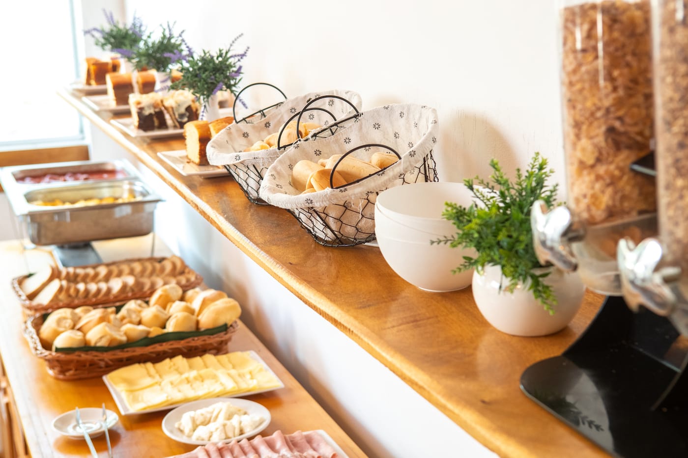 Café da manhã servido no bufê