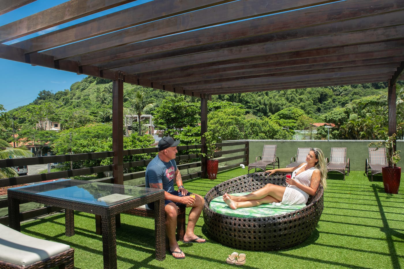 Deck com espreguiçadeiras e vista para o morro
