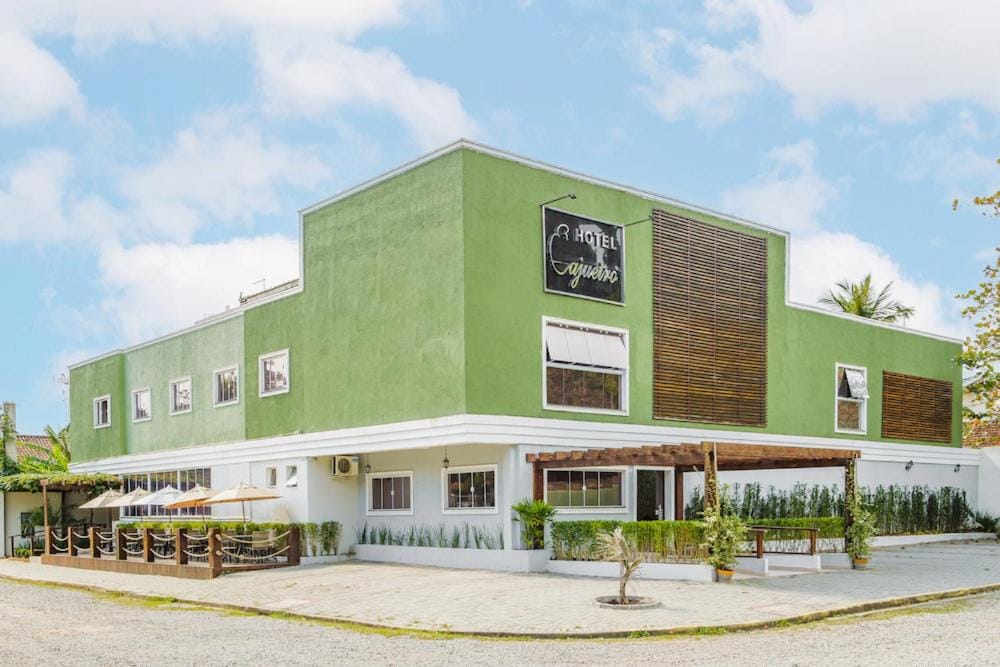 Fachada do Hotel Cajueiro, na Praia do Tombo, Guarujá