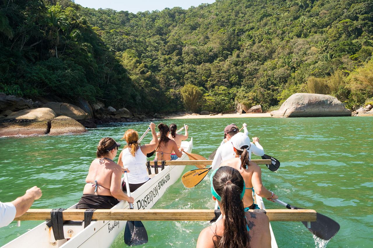 Passeio de canoa havaiana no Guarujá, em direção a uma praia isolada