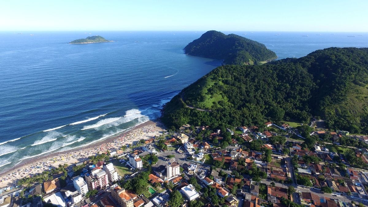Praia do Tombo vista do alto, no Guarujá